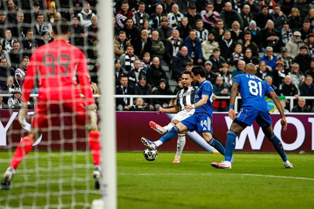 Newcastle United v QarabaÄü FK UEFA Champions League Jacob Murphy of Newcastle United has a cross blocked during the UEFA Champions League Knockout Play-off Second Leg match at St. James s Park, Newcastle 24 02 2026 UK Newspapers OUT Copyright: xMaxxTomlinsonx FIL-23037-0030