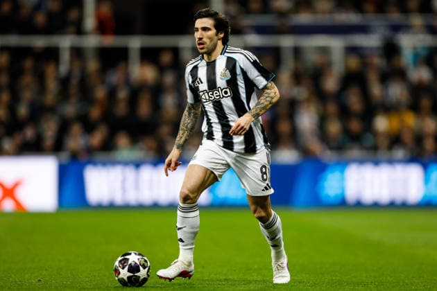 Newcastle United v QarabaÄü FK UEFA Champions League Sandro Tonali of Newcastle United runs with the ball during the UEFA Champions League Knockout Play-off Second Leg match at St. James s Park, Newcastle 24 02 2026 UK Newspapers OUT Copyright: xMaxxTomlinsonx FIL-23037-0038