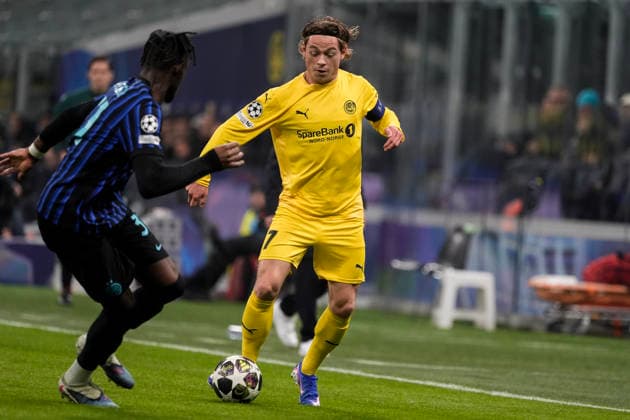Champions League Inter Milan Bodo Glimt Milan, Italy 20260224 Inter s Yann Bisseck duels with Bodo Glimt s Patrick Berg during the Champions League football match between Inter Milan and Bodo Glimt at Stadio San Siro Photo Terje Pedersen NTB Milano Italy EDITORIAL USE ONLY RESTRICTED USE FOR BETTING COMPANIES  Copyright: xTerjexPedersenx xNTBx