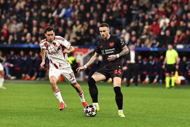 GER, Champions League, Bayer Leverkusen vs Olympiakos Piraeus 24 02 2026, BayArena, Leverkusen, GER, Champions League, Bayer Leverkusen vs Olympiakos Piraeus in the picture Aleix Garcia Bayer 04 Leverkusen, 24, red in front of Santiago Hetze Olympiakos Piraeus, 32, white on the ball duel nordphotoxGmbHx xSJS nph00070