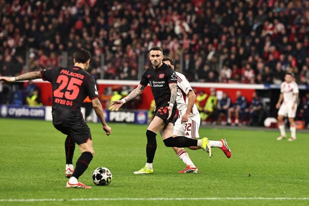 GER, Champions League, Bayer Leverkusen vs Olympiakos Piraeus 24 02 2026, BayArena, Leverkusen, GER, Champions League, Bayer Leverkusen vs Olympiakos Piraeus in the picture Aleix Garcia Bayer 04 Leverkusen, 24, black demands the ball from Exequiel Palacios Bayer 04 Leverkusen, 25, black nordphotoxGmbHx xSJS nph00070