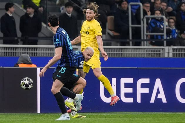 Champions League Inter Milan Bodo Glimt Milan, Italy 20260224 Bodo Glimt s Kasper Hogh and Inter s Alessandro Bastoni during the Champions League football match between Inter Milan and Bodo Glimt at Stadio San Siro Photo Terje Pedersen NTB Milano Italy EDITORIAL USE ONLY RESTRICTED USE FOR BETTING COMPANIES  Copyright: xTerjexPedersenx xNTBx