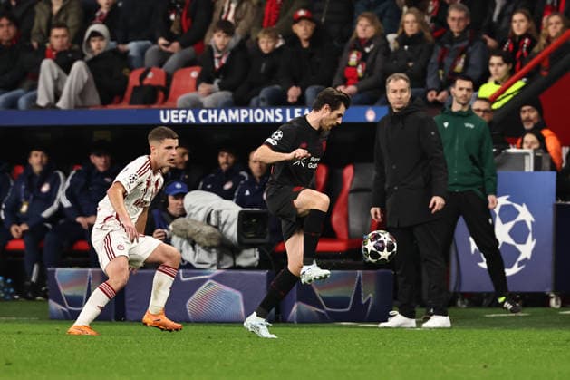 GER, Champions League, Bayer Leverkusen vs Olympiakos Piraeus 24 02 2026, BayArena, Leverkusen, GER, Champions League, Bayer Leverkusen vs Olympiakos Piraeus in the picture Jonas Hofmann Bayer 04 Leverkusen, 07, black in front of Christos Mouzakitis Olympiakos Piraeus, 96, white on the ball, coach Kasper HJULMANN Bayer 04 Leverkusen observes the situation nordphotoxGmbHx xSJS nph00070
