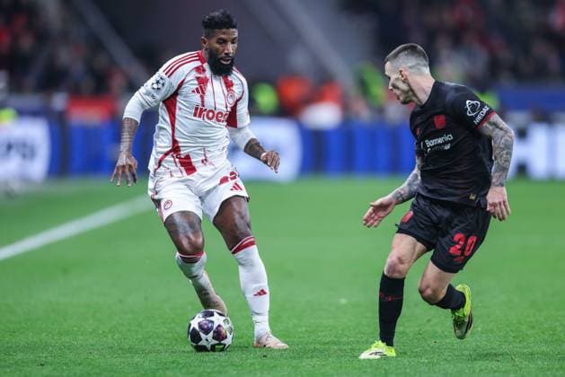 Soccer Champions League Play off second leg Bayer 04 Leverkusen Olympiakos Piraeus on 24 02 2026 at the BayArena in Leverkusen Gelson Martins Piraeus , left Alejandro Grimaldo Leverkusen , right xJRx