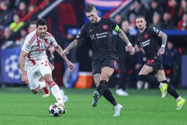 Soccer Champions League Play off second leg Bayer 04 Leverkusen Olympiakos Piraeus on 24 02 2026 at the BayArena in Leverkusen Mehdi Taremi Piraeus , left Robert Andrich Leverkusen , right xJRx