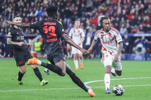 Soccer Champions League Play off second leg Bayer 04 Leverkusen Olympiakos Piraeus on 24 02 2026 at the BayArena in Leverkusen Edmond Tapsoba Leverkusen , left Gelson Martins Piraeus , right xJRx