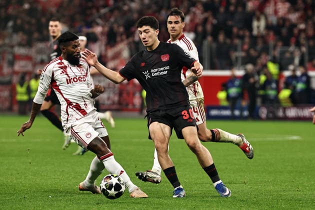 GER, Champions League, Bayer Leverkusen vs Olympiakos Piraeus 24 02 2026, BayArena, Leverkusen, GER, Champions League, Bayer Leverkusen vs Olympiakos Piraeus in the picture Rodinei Olympiakos Piraeus, 23, white attacks Ibrahim Maza Bayer 04 Leverkusen, 30, black , to get the ball nordphotoxGmbHx xSJS nph00070
