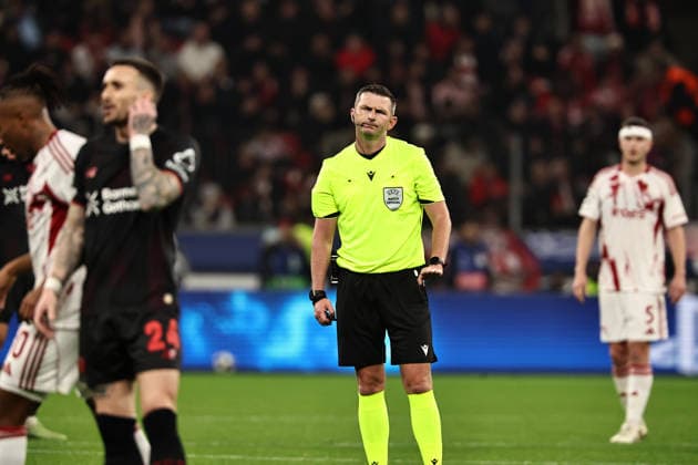 GER, Champions League, Bayer Leverkusen vs Olympiakos Piraeus 24 02 2026, BayArena, Leverkusen, GER, Champions League, Bayer Leverkusen vs Olympiakos Piraeus in the picture Referee Michael Oliver England refutes complaints from the players of Olympiakos Piraeus nordphotoxGmbHx xSJS nph00070