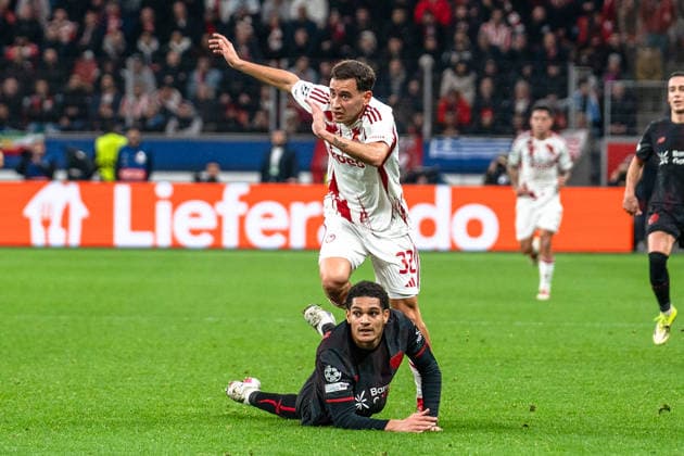 UEFA Champions League 2025 2026 Bayer 04 Leverkusen vs Olympiakos Piraeus, Play Offs second leg, Tuesday, 23 02 2026 BayArena Nordrhein Westfalen, Germany Jarell Quansah 4 Santiago Hezze Olympiakos Piraeus, 32 Copyright: xCelinaxLeiersx