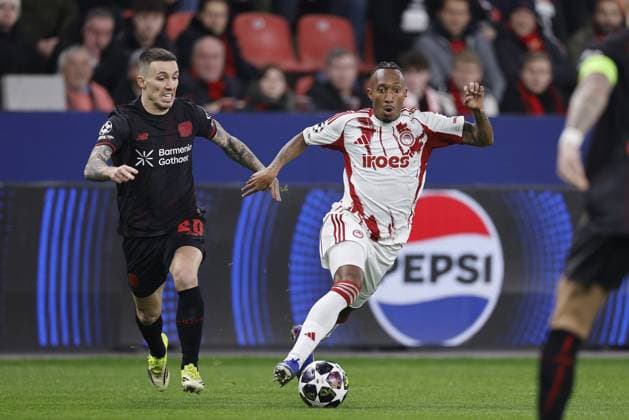 LEVERKUSEN (l-r) Alejandro Grimaldo of Bayer 04 Leverkusen, Gelson Martins of Olympiakos during the UEFA Champions League match between Bayer 04 Leverkusen v Olympiakos Piraeus at the BayArena on February 24, 2026 in Leverkusen, Germany. BART STOUTJESDIJK ANP FOC 2026 2027 xVIxANPxSportx xBartxStoutjesdijkxIVx 551656817 originalFilename: 551656817.jpg