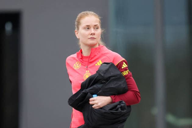 24 02 2026, xgrfx, Football DFB Media Dates, German Womens National Team Training v l Sjoeke Nüsken German Womens National Team DFL DFB REGULATIONS PROHIBIT ANY USE OF PHOTOGRAPHS as IMAGE SEQUENCES and or QUASI VIDEO Frankfurt am Main