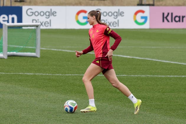 24 02 2026, xgrfx, Football DFB Media Dates, German Womens National Team Training v l Jule Brand German Womens National Team DFL DFB REGULATIONS PROHIBIT ANY USE OF PHOTOGRAPHS as IMAGE SEQUENCES and or QUASI VIDEO Frankfurt am Main