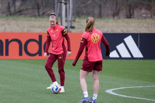 24 02 2026, xgrfx, Football DFB Media Dates, German Womens National Team Training v l Vivien Endemann, Sjoeke Nüsken German Womens National Team DFL DFB REGULATIONS PROHIBIT ANY USE OF PHOTOGRAPHS as IMAGE SEQUENCES and or QUASI VIDEO Frankfurt am Main