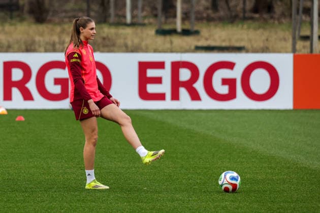 24 02 2026, xgrfx, Football DFB Media Dates, German Womens National Team Training v l Jule Brand German Womens National Team DFL DFB REGULATIONS PROHIBIT ANY USE OF PHOTOGRAPHS as IMAGE SEQUENCES and or QUASI VIDEO Frankfurt am Main