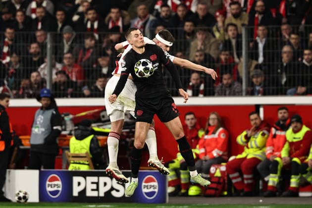 GER, Champions League, Bayer Leverkusen vs Olympiakos Piraeus 24 02 2026, BayArena, Leverkusen, GER, Champions League, Bayer Leverkusen vs Olympiakos Piraeus in the picture Patrik Schick Bayer 04 Leverkusen, 14, black with the header in front of Lorenzo Pirola Olympiakos Piraeus, 05, white on the ball nordphotoxGmbHx xSJS nph00070