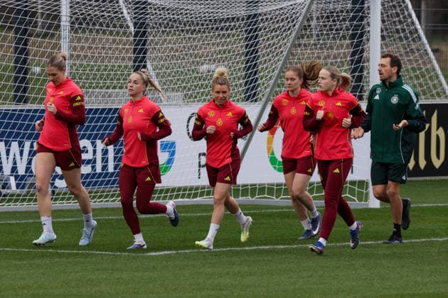 24 02 2026, xgrfx, Fußball DFB Medientermine, Deutsche Frauennationalmannschaft Training v l Rebecca Knaak, Giulia Gwinn, Linda Dallmann, Sjoeke Nüsken, Franziska Kett Deutsche Frauennationalmannschaft DFL DFB REGULATIONS PROHIBIT ANY USE OF PHOTOGRAPHS as IMAGE SEQUENCES and or QUASI VIDEO Frankfurt am Main