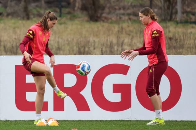 24 02 2026, xgrfx, Football DFB Media Dates, German Womens National Team Training v l Jule Brand, Larissa Mühlhaus German Womens National Team DFL DFB REGULATIONS PROHIBIT ANY USE OF PHOTOGRAPHS as IMAGE SEQUENCES and or QUASI VIDEO Frankfurt am Main