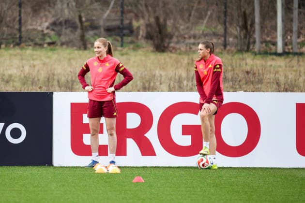24 02 2026, xgrfx, Football DFB Media Dates, German Womens National Team Training v l Sjoeke Nüsken, Jule Brand German Womens National Team DFL DFB REGULATIONS PROHIBIT ANY USE OF PHOTOGRAPHS as IMAGE SEQUENCES and or QUASI VIDEO Frankfurt am Main