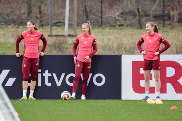 24 02 2026, xgrfx, Football DFB Media Dates, German Womens National Team Training f l Larissa Mühlhaus, Vivien Endemann, Sjoeke Nüsken German Womens National Team DFL DFB REGULATIONS PROHIBIT ANY USE OF PHOTOGRAPHS as IMAGE SEQUENCES and or QUASI VIDEO Frankfurt am Main