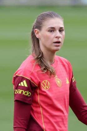 24 02 2026, xgrfx, Football DFB Media Dates, German Womens National Team Training v l Jule Brand German Womens National Team DFL DFB REGULATIONS PROHIBIT ANY USE OF PHOTOGRAPHS as IMAGE SEQUENCES and or QUASI VIDEO Frankfurt am Main