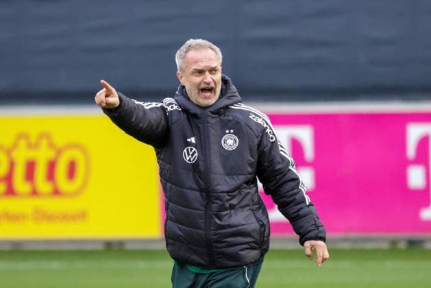 24 02 2026, xgrfx, Football DFB Media Dates, German Womens National Team Training v l Christian Wück German Womens National Team DFL DFB REGULATIONS PROHIBIT ANY USE OF PHOTOGRAPHS as IMAGE SEQUENCES and or QUASI VIDEO Frankfurt am Main