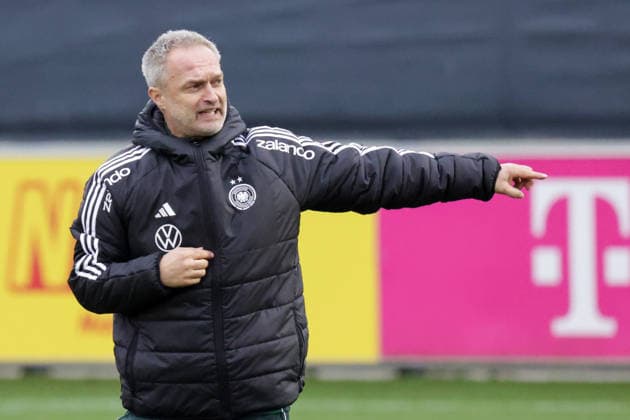 24 02 2026, xgrfx, Football DFB Media Dates, German Womens National Team Training v l Christian Wück German Womens National Team DFL DFB REGULATIONS PROHIBIT ANY USE OF PHOTOGRAPHS as IMAGE SEQUENCES and or QUASI VIDEO Frankfurt am Main
