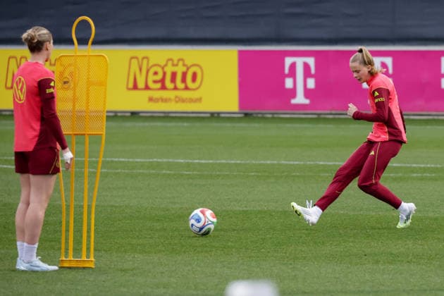 24 02 2026, xgrfx, Football DFB Media Dates, German Womens National Team Training v l Vivien Endemann German Womens National Team DFL DFB REGULATIONS PROHIBIT ANY USE OF PHOTOGRAPHS as IMAGE SEQUENCES and or QUASI VIDEO Frankfurt am Main