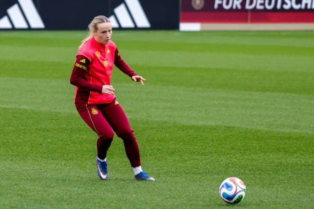 24 02 2026, xgrfx, Football DFB Media Dates, German Womens National Team Training v l Franziska Kett German Womens National Team DFL DFB REGULATIONS PROHIBIT ANY USE OF PHOTOGRAPHS as IMAGE SEQUENCES and or QUASI VIDEO Frankfurt am Main