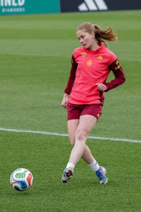 24 02 2026, xgrfx, Football DFB Media Dates, German Womens National Team Training v l Sjoeke Nüsken German Womens National Team DFL DFB REGULATIONS PROHIBIT ANY USE OF PHOTOGRAPHS as IMAGE SEQUENCES and or QUASI VIDEO Frankfurt am Main