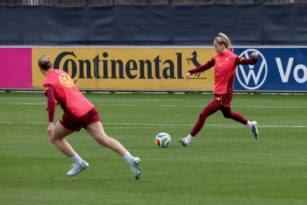24 02 2026, xgrfx, Football DFB Media Dates, German Womens National Team Training v l Giulia Gwinn German Womens National Team DFL DFB REGULATIONS PROHIBIT ANY USE OF PHOTOGRAPHS as IMAGE SEQUENCES and or QUASI VIDEO Frankfurt am Main