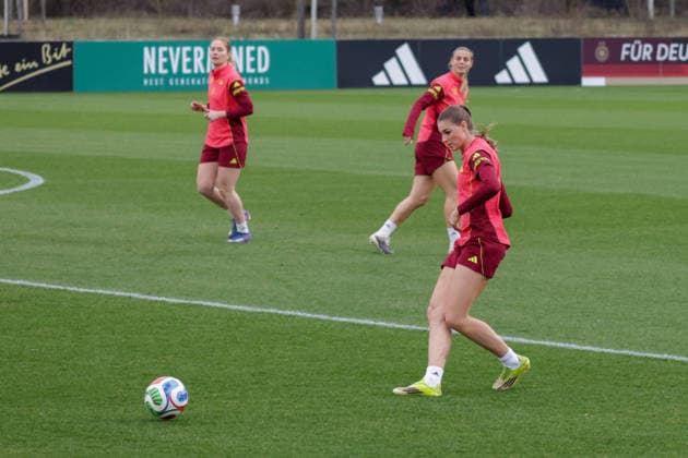 24 02 2026, xgrfx, Football DFB Media Dates, German Womens National Team Training v l Jule Brand German Womens National Team DFL DFB REGULATIONS PROHIBIT ANY USE OF PHOTOGRAPHS as IMAGE SEQUENCES and or QUASI VIDEO Frankfurt am Main