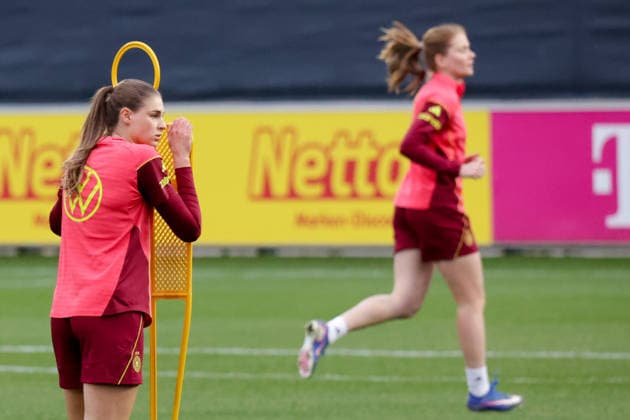 24 02 2026, xgrfx, Football DFB Media Dates, German Womens National Team Training v l Jule Brand German Womens National Team DFL DFB REGULATIONS PROHIBIT ANY USE OF PHOTOGRAPHS as IMAGE SEQUENCES and or QUASI VIDEO Frankfurt am Main