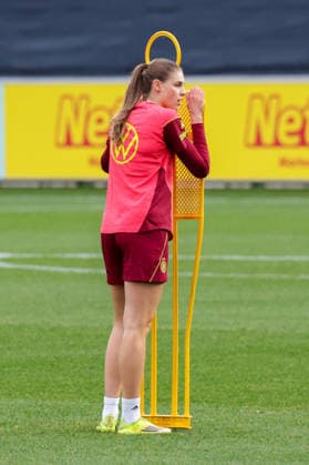 24 02 2026, xgrfx, Football DFB Media Dates, German Womens National Team Training v l Jule Brand German Womens National Team DFL DFB REGULATIONS PROHIBIT ANY USE OF PHOTOGRAPHS as IMAGE SEQUENCES and or QUASI VIDEO Frankfurt am Main