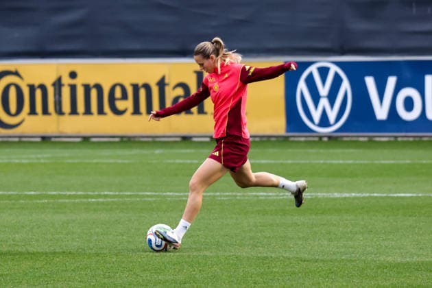 24 02 2026, xgrfx, Football DFB Media Dates, German Womens National Team Training v l Klara Bühl German Womens National Team DFL DFB REGULATIONS PROHIBIT ANY USE OF PHOTOGRAPHS as IMAGE SEQUENCES and or QUASI VIDEO Frankfurt am Main