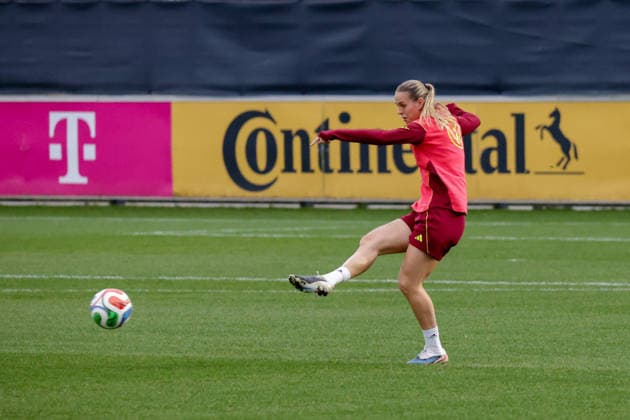 24 02 2026, xgrfx, Football DFB Media Dates, German Womens National Team Training v l Klara Bühl German Womens National Team DFL DFB REGULATIONS PROHIBIT ANY USE OF PHOTOGRAPHS as IMAGE SEQUENCES and or QUASI VIDEO Frankfurt am Main