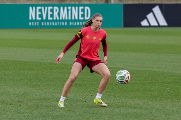 24 02 2026, xgrfx, Football DFB Media Dates, German Womens National Team Training v l Jule Brand German Womens National Team DFL DFB REGULATIONS PROHIBIT ANY USE OF PHOTOGRAPHS as IMAGE SEQUENCES and or QUASI VIDEO Frankfurt am Main