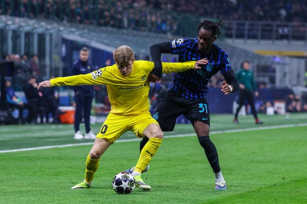 CALCIO - UEFA Champions League - Inter - FC Internazionale vs FK Bodo Glimt Yann Aurel Ludger Bissek of FC Internazionale competes for the ball with Jens Petter Hauge of FK Bodo Glimt during UEFA Champions League 2025 26 League Knockout Play-off Second Leg football match between FC Internazionale and FK Bodo Glimt at San Siro Stadium in Milan Milan Italy  Copyright: xIPAxSport ABACAx