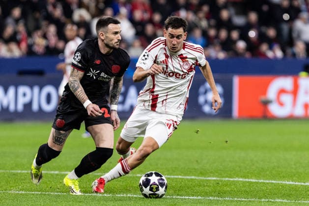 UEFA Champions League Bayer 04 Leverkusen Olympiacos FC 24 02 2026 Aleix García Bayer 04 Leverkusen, 24 , Santiago Hezze Olympiacos FC, 32 UEFA Champions League Bayer 04 Leverkusen Olympiacos FC BayArena, Leverkusen 24 02 2026 Copyright: xBEAUTIFULxSPORTS Buriakovx