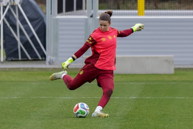 24 02 2026, xgrfx, Football DFB Media Dates, German Womens National Team Training v l Stina Johannes German Womens National Team DFL DFB REGULATIONS PROHIBIT ANY USE OF PHOTOGRAPHS as IMAGE SEQUENCES and or QUASI VIDEO Frankfurt am Main