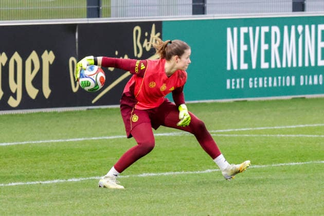 24 02 2026, xgrfx, Football DFB Media Dates, German Womens National Team Training v l Stina Johannes German Womens National Team DFL DFB REGULATIONS PROHIBIT ANY USE OF PHOTOGRAPHS as IMAGE SEQUENCES and or QUASI VIDEO Frankfurt am Main
