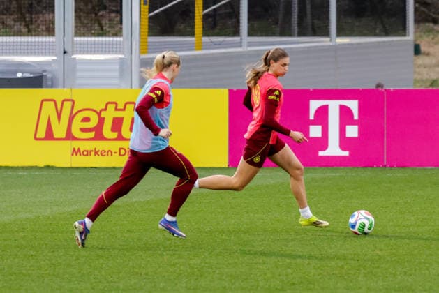 24 02 2026, xgrfx, Football DFB Media Dates, German Womens National Team Training v l Franziska Kett, Jule Brand German Womens National Team DFL DFB REGULATIONS PROHIBIT ANY USE OF PHOTOGRAPHS as IMAGE SEQUENCES and or QUASI VIDEO Frankfurt am Main
