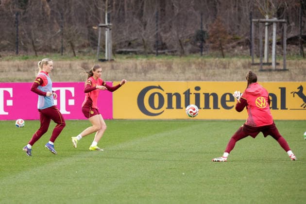 24 02 2026, xgrfx, Football DFB Media Dates, German Womens National Team Training f l Franziska Kett, Jule Brand, Ena Mahmutovic German Womens National Team DFL DFB REGULATIONS PROHIBIT ANY USE OF PHOTOGRAPHS as IMAGE SEQUENCES and or QUASI VIDEO Frankfurt am Main
