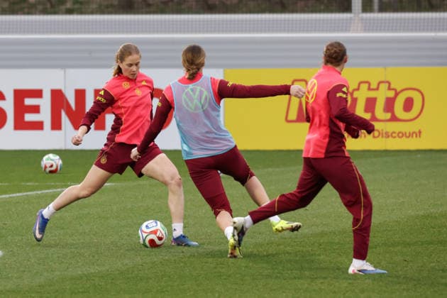 24 02 2026, xgrfx, Football DFB Media Dates, German Womens National Team Training f l Sjoeke Nüsken, Larissa Mühlhaus German Womens National Team DFL DFB REGULATIONS PROHIBIT ANY USE OF PHOTOGRAPHS as IMAGE SEQUENCES and or QUASI VIDEO Frankfurt am Main