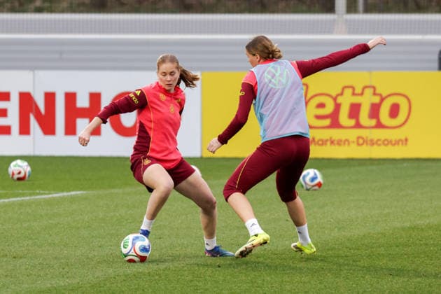 24 02 2026, xgrfx, Football DFB Media Dates, German Womens National Team Training f l Sjoeke Nüsken, Larissa Mühlhaus German Womens National Team DFL DFB REGULATIONS PROHIBIT ANY USE OF PHOTOGRAPHS as IMAGE SEQUENCES and or QUASI VIDEO Frankfurt am Main