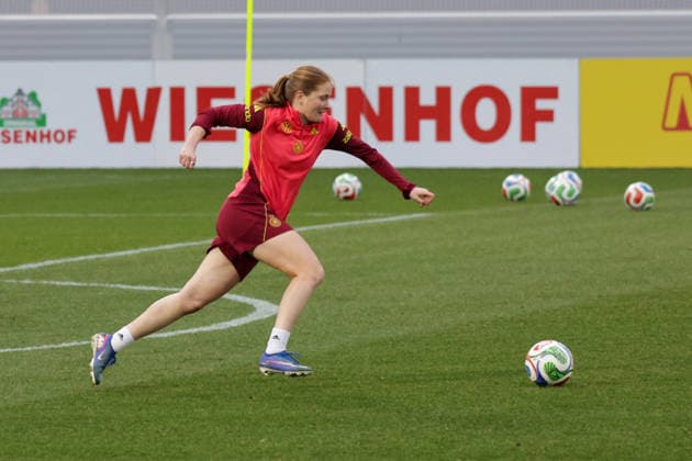 24 02 2026, xgrfx, Football DFB Media Dates, German Womens National Team Training v l Sjoeke Nüsken German Womens National Team DFL DFB REGULATIONS PROHIBIT ANY USE OF PHOTOGRAPHS as IMAGE SEQUENCES and or QUASI VIDEO Frankfurt am Main