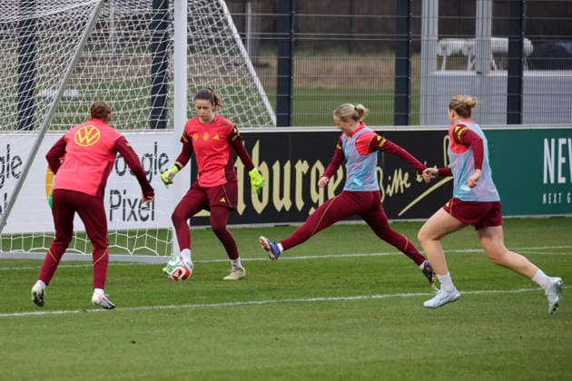 24 02 2026, xgrfx, Football DFB Media Dates, German Womens National Team Training f l Stina Johannes, Franziska Kett, Rebecca Knaak German Womens National Team DFL DFB REGULATIONS PROHIBIT ANY USE OF PHOTOGRAPHS as IMAGE SEQUENCES and or QUASI VIDEO Frankfurt am Main