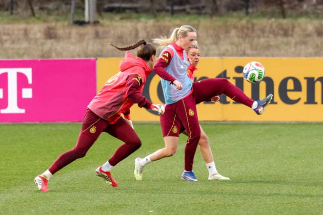 24 02 2026, xgrfx, Football DFB Media Dates, German Womens National Team Training f l Ena Mahmutovic, Franziska Kett, Linda Dallmann German Womens National Team DFL DFB REGULATIONS PROHIBIT ANY USE OF PHOTOGRAPHS as IMAGE SEQUENCES and or QUASI VIDEO Frankfurt am Main