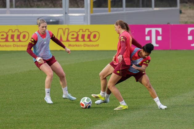 24 02 2026, xgrfx, Football DFB Media Dates, German Womens National Team Training f l Rebecca Knaak, Jule Brand, Shekiera Martinez German Womens National Team DFL DFB REGULATIONS PROHIBIT ANY USE OF PHOTOGRAPHS as IMAGE SEQUENCES and or QUASI VIDEO Frankfurt am Main