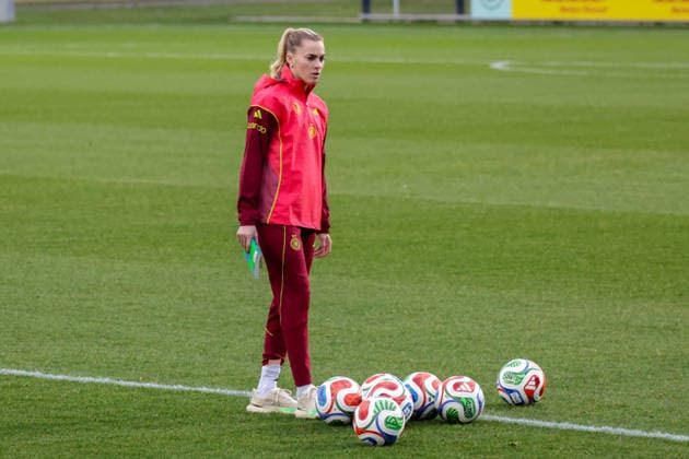 24 02 2026, xgrfx, Football DFB Media Dates, German Womens National Team Training v l Laura Freigang German Womens National Team DFL DFB REGULATIONS PROHIBIT ANY USE OF PHOTOGRAPHS as IMAGE SEQUENCES and or QUASI VIDEO Frankfurt am Main