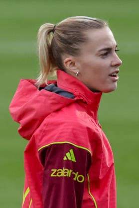 24 02 2026, xgrfx, Football DFB Media Dates, German Womens National Team Training v l Laura Freigang German Womens National Team DFL DFB REGULATIONS PROHIBIT ANY USE OF PHOTOGRAPHS as IMAGE SEQUENCES and or QUASI VIDEO Frankfurt am Main